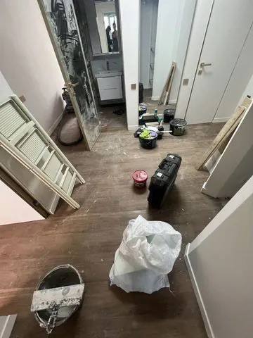 Загрязнённый холодильник до уборки в Севастополе